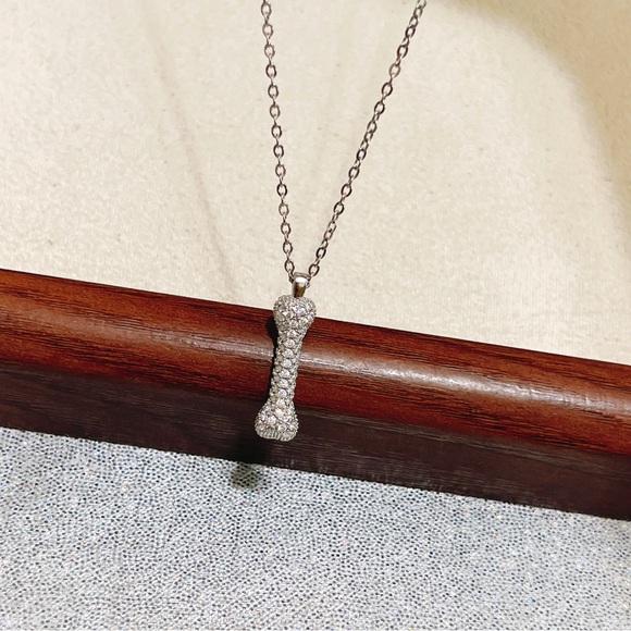 ✨ cute sparkly all clear stones bone 🦴 necklace - Picture 7 of 10